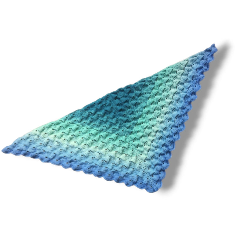Farbvariante NIXE mit dezentem Verlauf von sattem Türkis über sanftes Aquamarin bis zu hellem Himmelblau, handgefärbte Farbverlaufswolle Modal aus natürlichen Fasern – Modal Farbverlaufsgarn zum Verlieben.