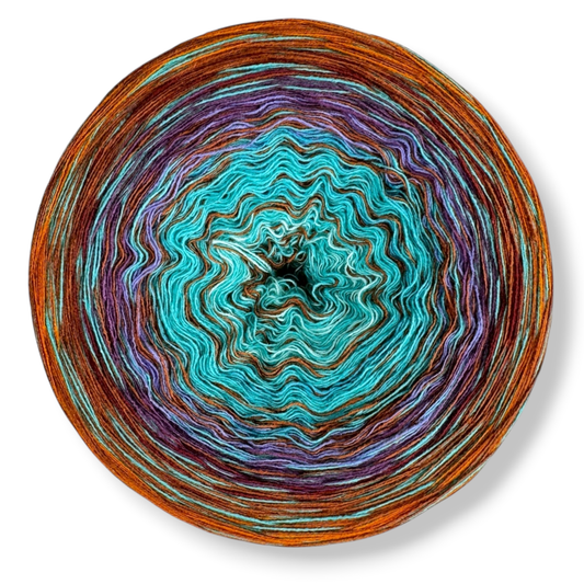 Farbvariante PATINA mit handgefärbter Farbverlaufswolle Modal in warmen Türkis-, Braun- und Violetttönen, kombiniert mit natürlichen Fasern, exklusives Modal Farbverlaufsgarn zum Verlieben.