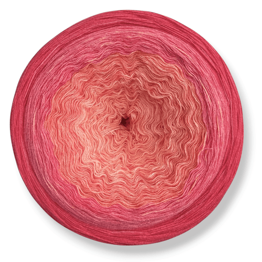 Farbvariante PEACH BLUSH zeigt ein handgefärbtes Modal Farbverlaufsgarn mit natürlichen Fasern in sanften Rosa- und Pfirsichtönen, weiche Farbverlaufswolle Modal, Modal Farbverlaufsgarn zum Verlieben.