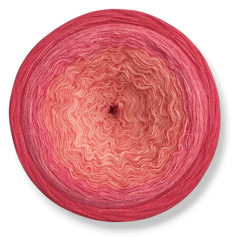 Farbvariante PEACH BLUSH zeigt ein handgefärbtes Modal Farbverlaufsgarn mit natürlichen Fasern in sanften Rosa- und Pfirsichtönen, weiche Farbverlaufswolle Modal, Modal Farbverlaufsgarn zum Verlieben.
