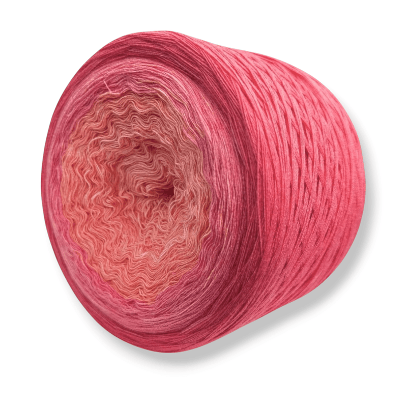 Farbvariante PEACH BLUSH zeigt ein handgefärbtes Modal Farbverlaufsgarn mit sanften Übergängen in warmen Rosa- und Pfirsichtönen, natürliche Fasern, weiche Farbverlaufswolle Modal, Modal Farbverlaufsgarn zum Verlieben.