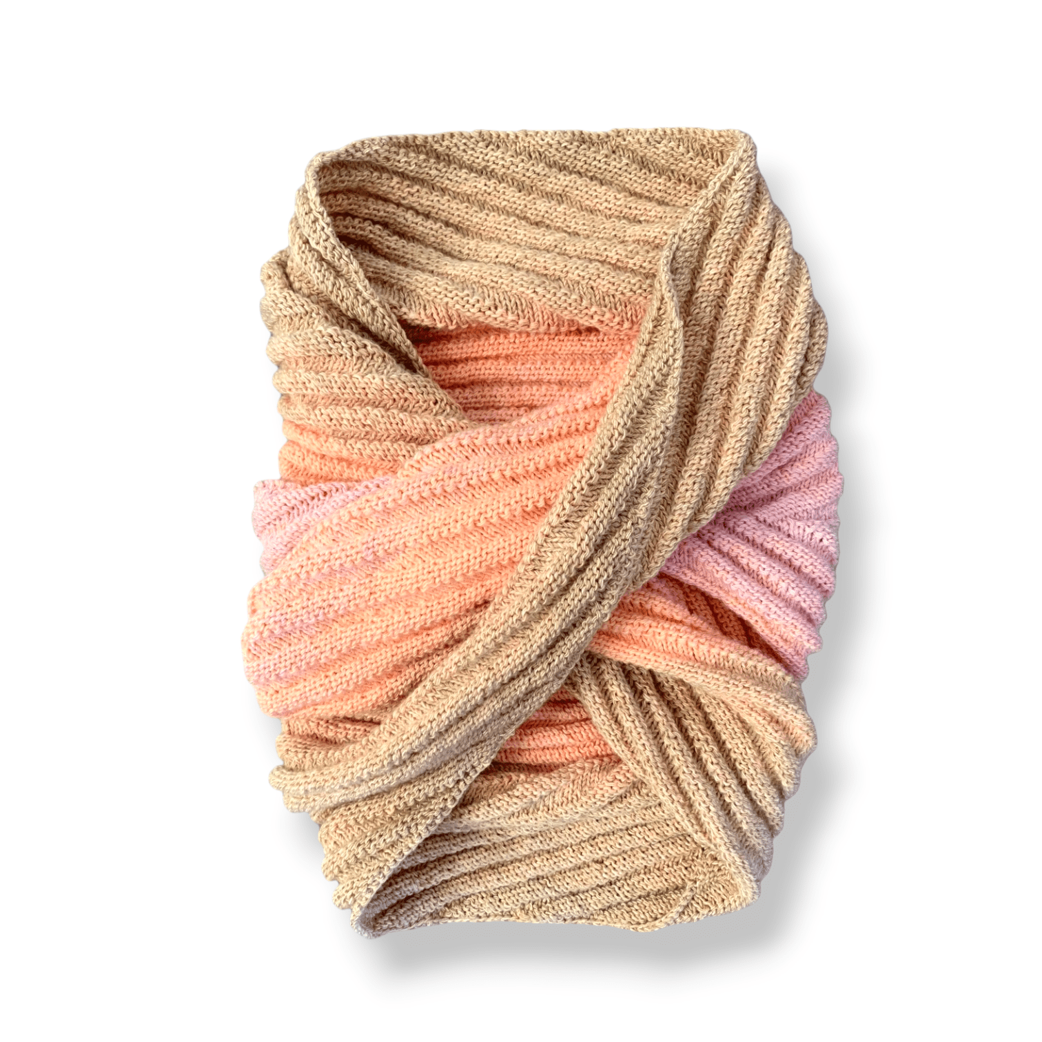 Farbvariante LILLY´S PFIRSICHTRAUM zeigt einen harmonischen Farbverlauf von warmem Beige über sanftes Pfirsich bis zartes Rosé, handgefärbte Modal Farbverlaufswolle aus natürlichen Fasern – Modal Farbverlaufsgarn zum Verlieben.