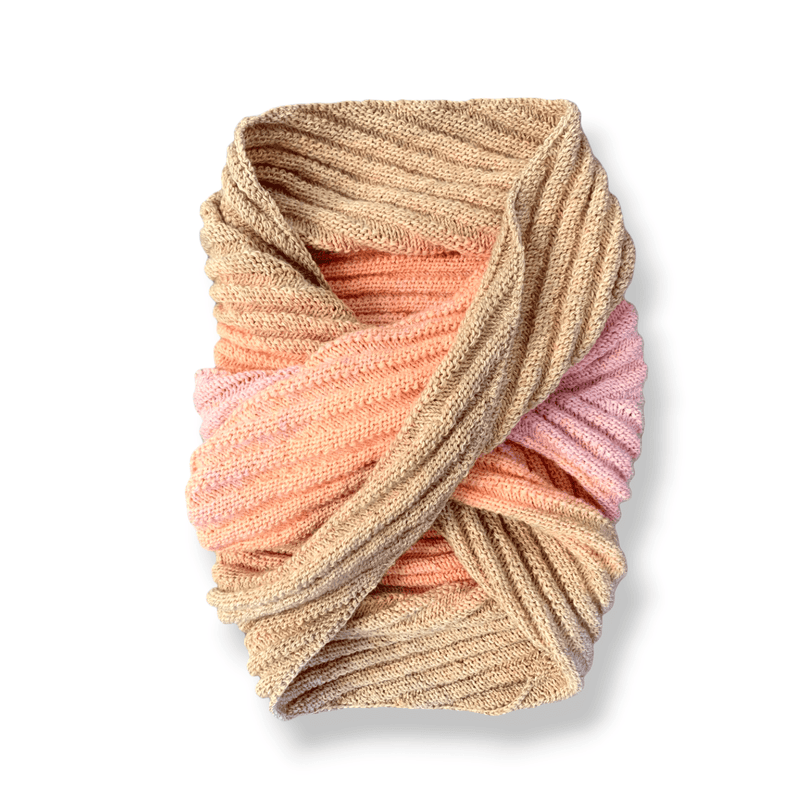 Farbvariante LILLY´S PFIRSICHTRAUM zeigt einen harmonischen Farbverlauf von warmem Beige über sanftes Pfirsich bis zartes Rosé, handgefärbte Modal Farbverlaufswolle aus natürlichen Fasern – Modal Farbverlaufsgarn zum Verlieben.