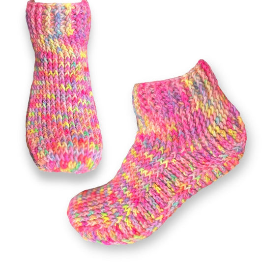 Gammlos Häkelanleitung präsentiert bunte Babysocken mit lebendigem Farbverlauf in Pink, Gelb und Blau, gefertigt aus Modal Farbverlaufsgarn natürlichen Fasern – Modal Farbverlaufsgarn zum Verlieben.
