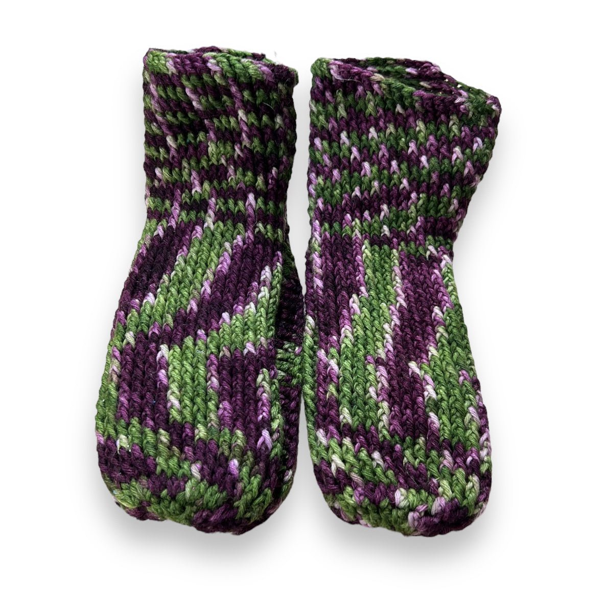 Gammlos Häkelanleitung zeigt handgestrickte Babysocken mit kräftigem Muster in Lila, Grün und Weiß, gefertigt aus Modal Farbverlaufsgarn natürlichen Fasern – Modal Farbverlaufsgarn zum Verlieben.