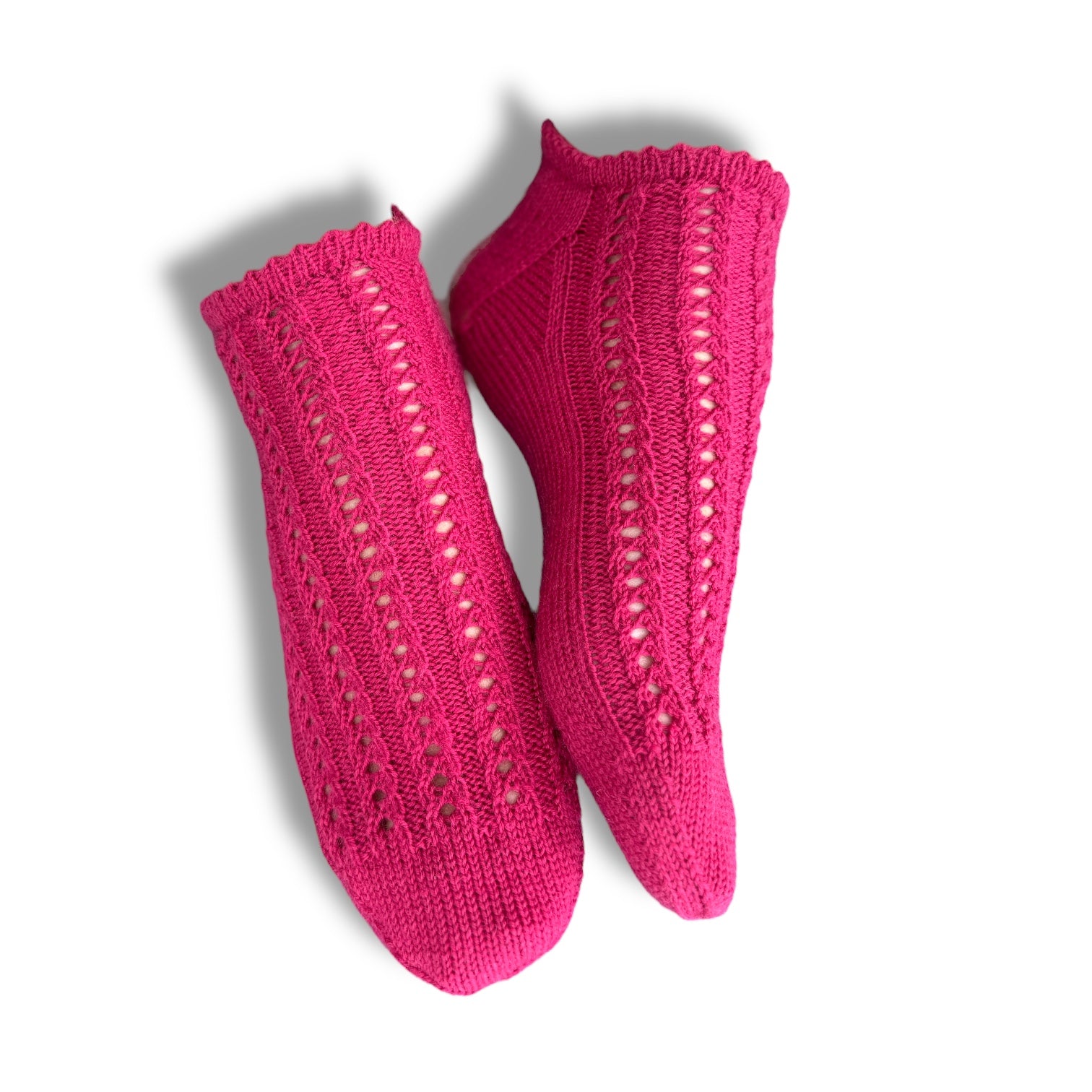 Sneakersocken Furioso Strickanleitung in kräftigem Pink mit dekorativem Lochmuster und feinem Rippenabschluss, gefertigt aus Modal Farbverlaufsgarn natürlichen Fasern – Modal Farbverlaufsgarn zum Verlieben.