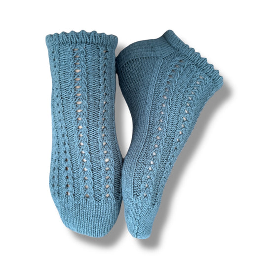 Sneakersocken Furioso Strickanleitung in zartem Blauton mit elegantem Lochmuster und feinem Rippenbund, gefertigt aus Modal Farbverlaufsgarn natürlichen Fasern – Modal Farbverlaufsgarn zum Verlieben.