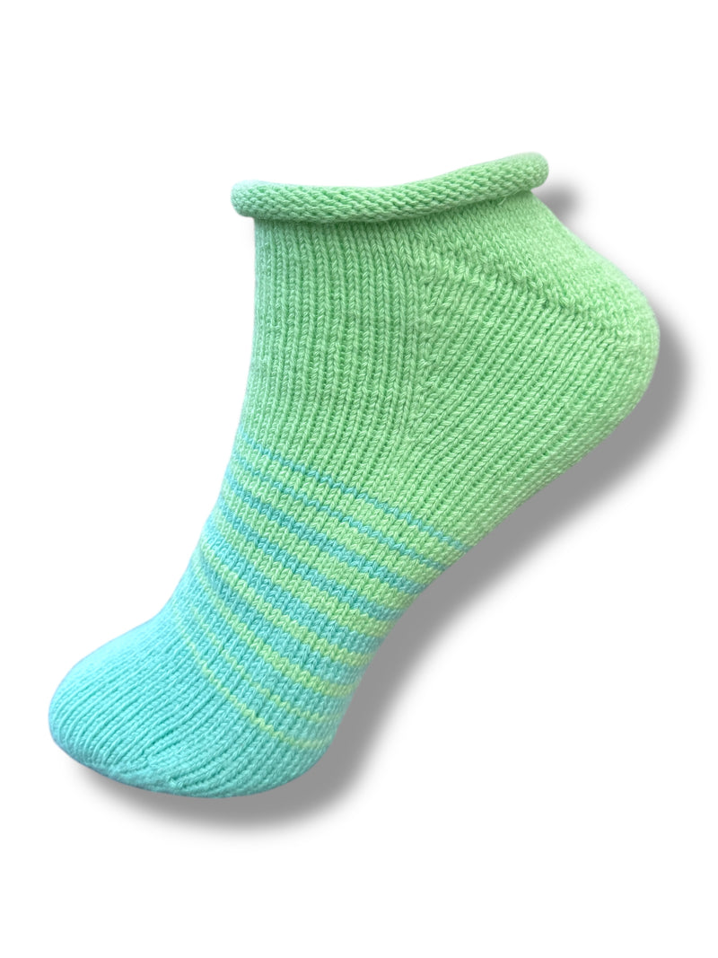 Sneaker & Socken Fade mit Monkferse Strickanleitung (Toe up) in frischem Mintgrün und zartem Hellblau, gefertigt aus Modal Farbverlaufsgarn aus natürlichen Fasern – Modal Farbverlaufsgarn zum Verlieben.