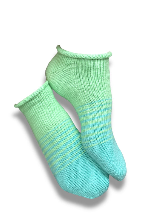 Sneaker & Socken Fade mit Monkferse Strickanleitung (Toe up) in frischem Mintgrün und hellblauem Verlauf, gefertigt aus Modal Farbverlaufsgarn natürlichen Fasern – Modal Farbverlaufsgarn zum Verlieben.