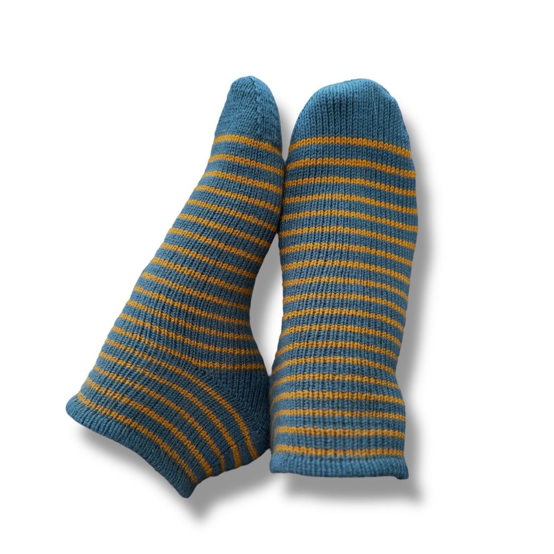 Ringelsneaker mit Monkferse Strickanleitung (Top down) in harmonischer Kombination von Blau und Senfgelb mit feinem Ringelmuster, gefertigt aus Modal Farbverlaufsgarn aus natürlichen Fasern – Modal Farbverlaufsgarn zum Verlieben.