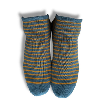 Ringelsneaker mit Monkferse Strickanleitung (Top down) in harmonischer Kombination aus Blau und Senfgelb, gefertigt aus Modal Farbverlaufsgarn aus natürlichen Fasern – Modal Farbverlaufsgarn zum Verlieben.