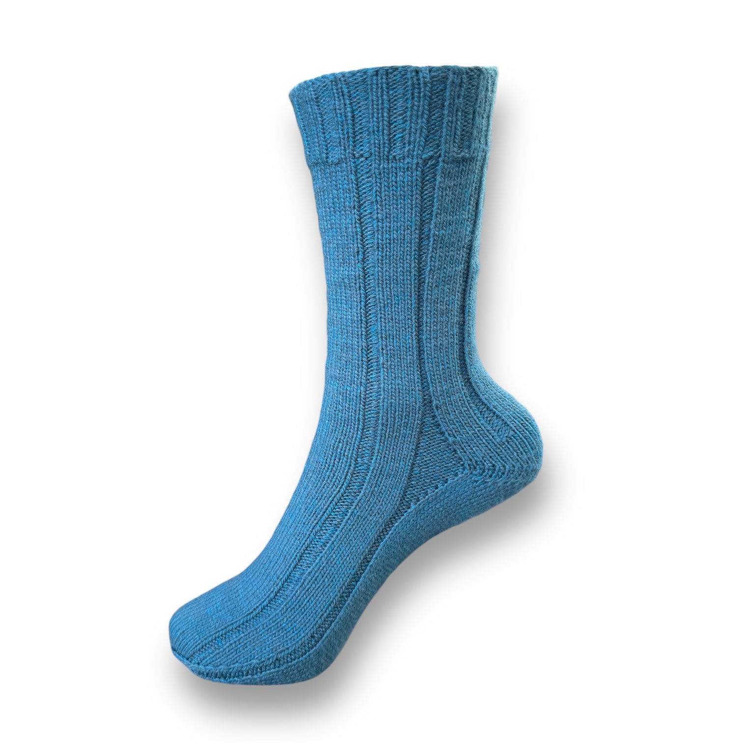 Très chic Socken Strickanleitung mit elegantem Rippenmuster in lebendigem Blauton, gestrickt aus Modal Farbverlaufsgarn aus natürlichen Fasern – Modal Farbverlaufsgarn zum Verlieben.