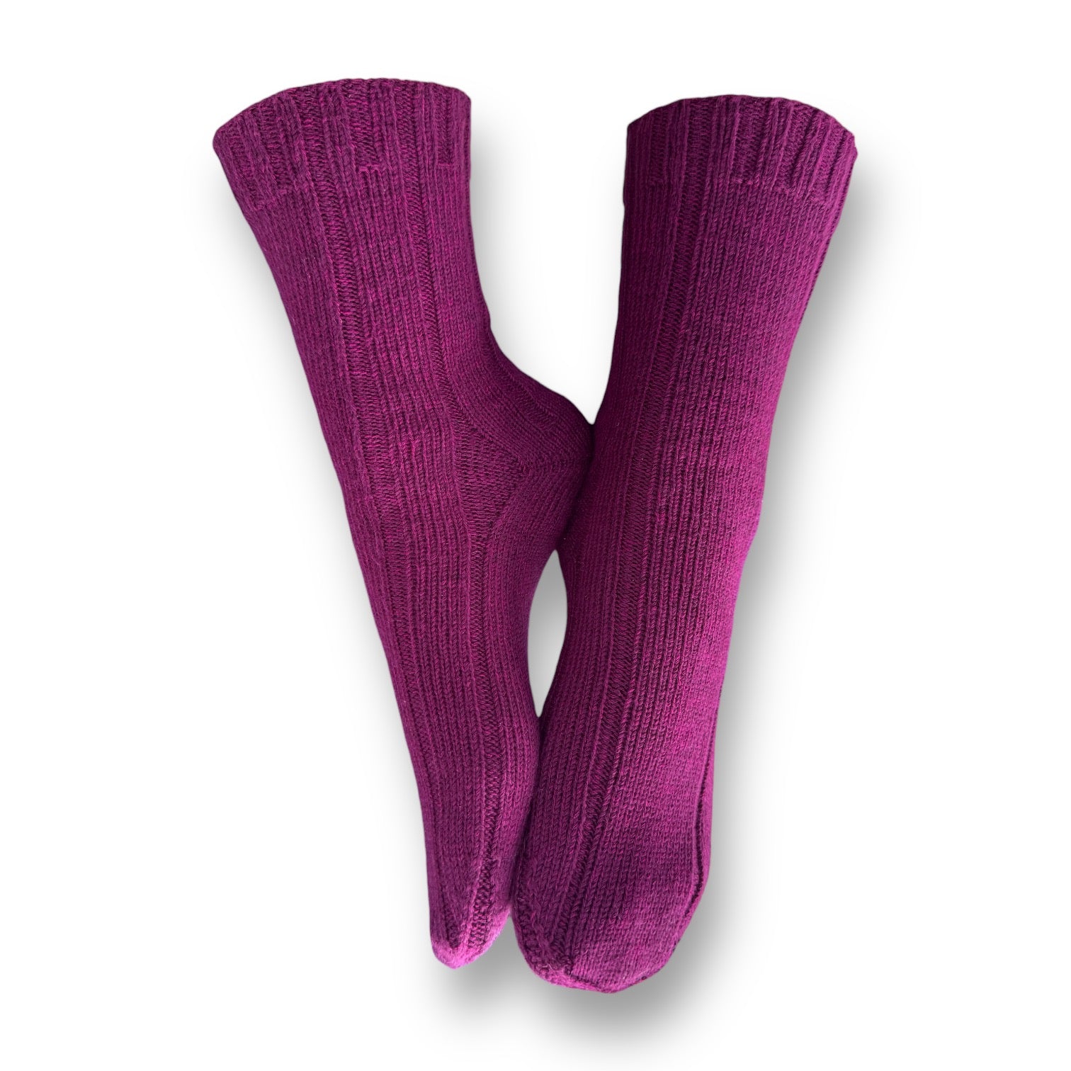 Très chic Socken Strickanleitung in intensiver Beerentönung mit feinem Rippenmuster, gefertigt aus Modal Farbverlaufsgarn aus natürlichen Fasern – Modal Farbverlaufsgarn zum Verlieben.