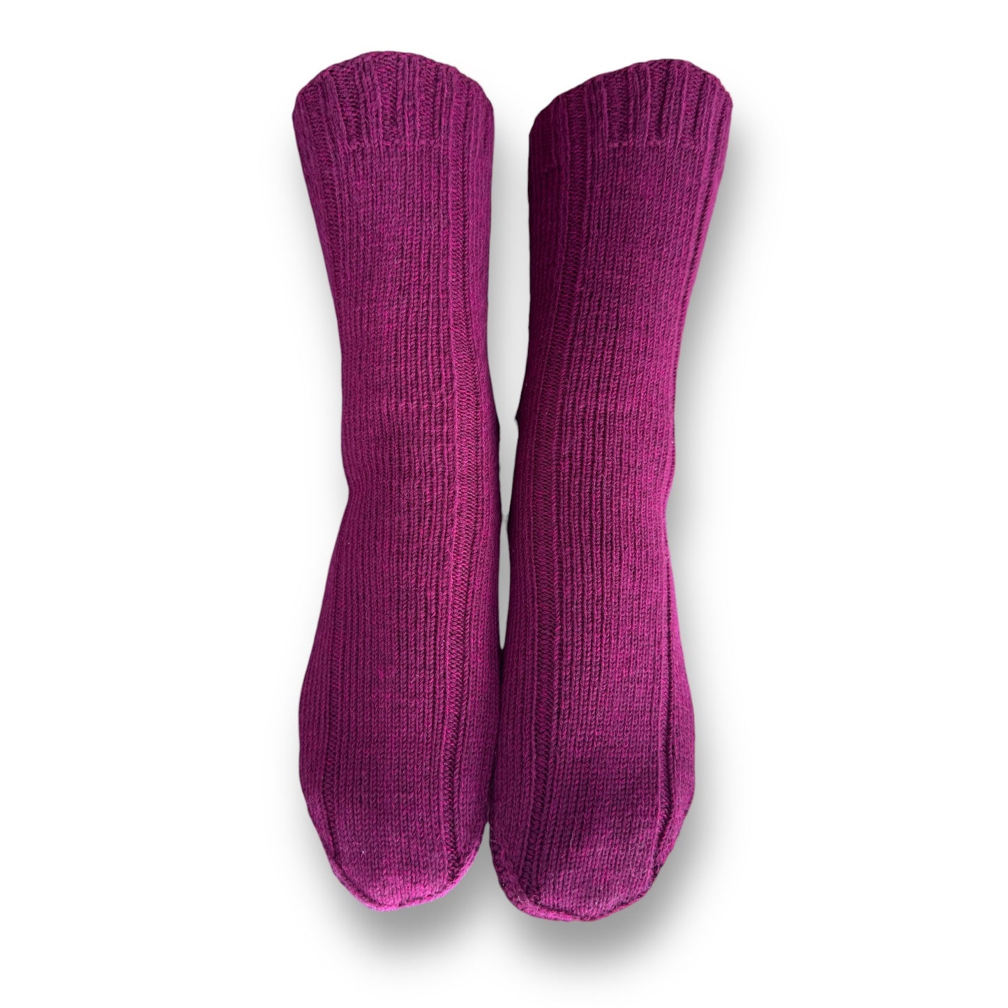 Très chic Socken Strickanleitung in intensivem Beerenton mit schlichtem Rippenmuster, gefertigt aus Modal Farbverlaufsgarn aus natürlichen Fasern – Modal Farbverlaufsgarn zum Verlieben.