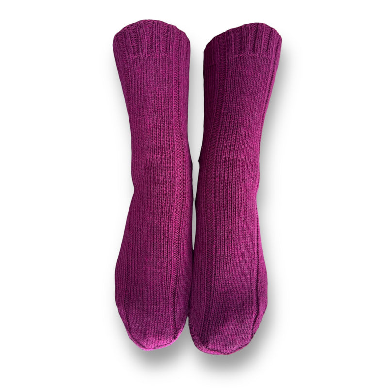 Très chic Socken Strickanleitung in intensivem Beerenton mit schlichtem Rippenmuster, gefertigt aus Modal Farbverlaufsgarn aus natürlichen Fasern – Modal Farbverlaufsgarn zum Verlieben.