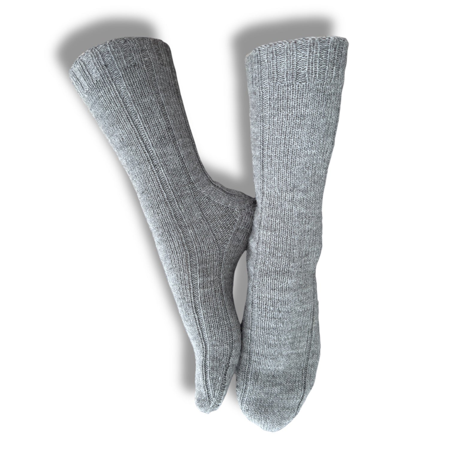 Très chic Socken Strickanleitung in dezentem Grauton mit feinem Rippenmuster, gestrickt aus Modal Farbverlaufsgarn aus natürlichen Fasern – Modal Farbverlaufsgarn zum Verlieben.