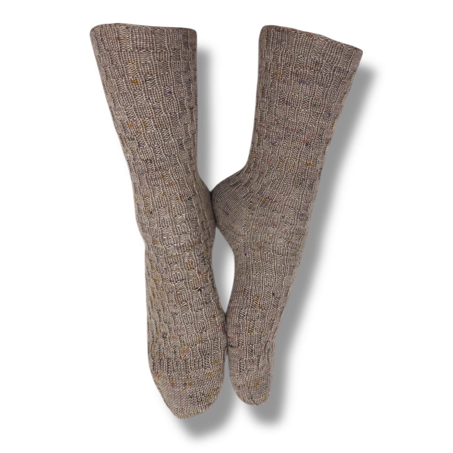 His & Her Socken Strickanleitung mit dezentem Strukturmuster in warmen Naturtönen, gefertigt aus Modal Farbverlaufsgarn aus natürlichen Fasern – Modal Farbverlaufsgarn zum Verlieben.