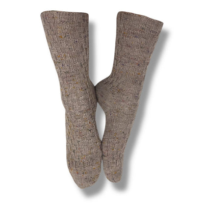 His & Her Socken Strickanleitung mit dezentem Strukturmuster in warmen Naturtönen, gefertigt aus Modal Farbverlaufsgarn aus natürlichen Fasern – Modal Farbverlaufsgarn zum Verlieben.