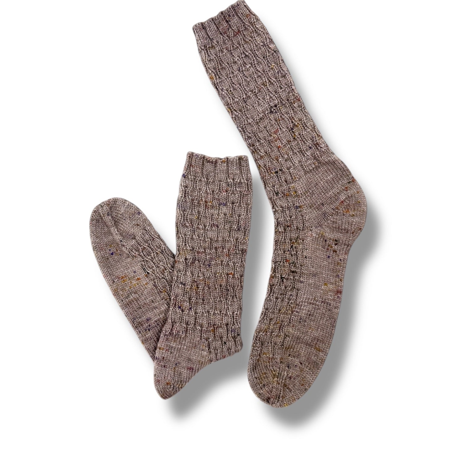 His & Her Socken Strickanleitung mit feinem Strukturmuster in warmem Braunton und dezenten Farbtupfern, gefertigt aus Modal Farbverlaufsgarn aus natürlichen Fasern – Modal Farbverlaufsgarn zum Verlieben.