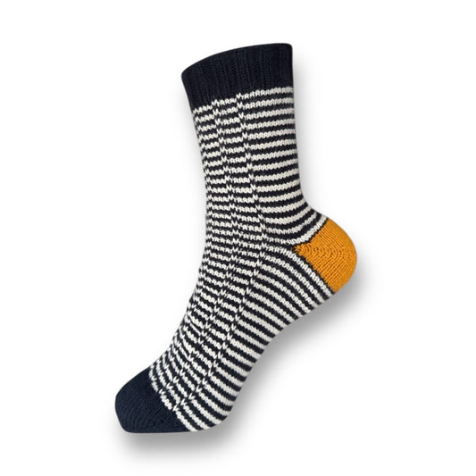 Socken mit Hebemaschen & Shadow Wrap Ferse in modernem Streifenmuster aus Modal Farbverlaufsgarn in Schwarz, Weiß und intensivem Senfgelb – Modal Farbverlaufsgarn zum Verlieben.