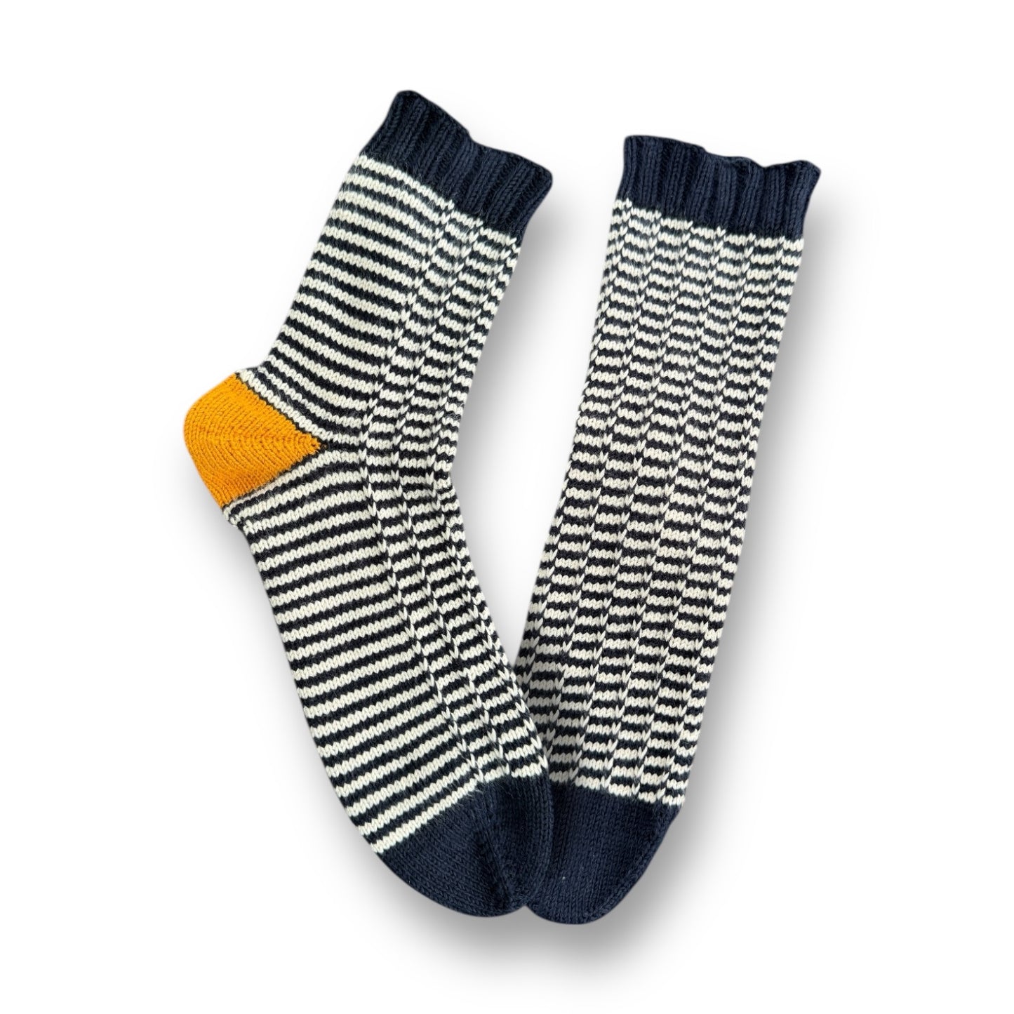 Socken mit Hebemaschen & Shadow Wrap Ferse in klassischem Streifenmuster mit navyblauen und weißen Tönen sowie senfgelbem Akzent an der Ferse, gefertigt aus Modal Farbverlaufsgarn – Modal Farbverlaufsgarn zum Verlieben.
