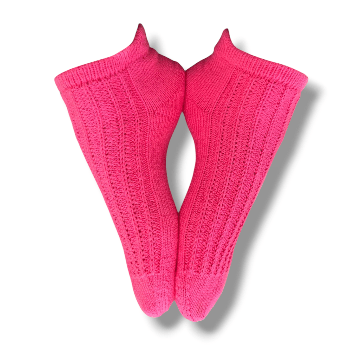 Sneaker Rippen-Rhythmus (Top down) Strickanleitung zeigt leuchtend pinke Sneaker mit feinem Rippenmuster aus handgefärbter Modal Farbverlaufswolle mit natürlichen Fasern, Modal Farbverlaufsgarn zum Verlieben.