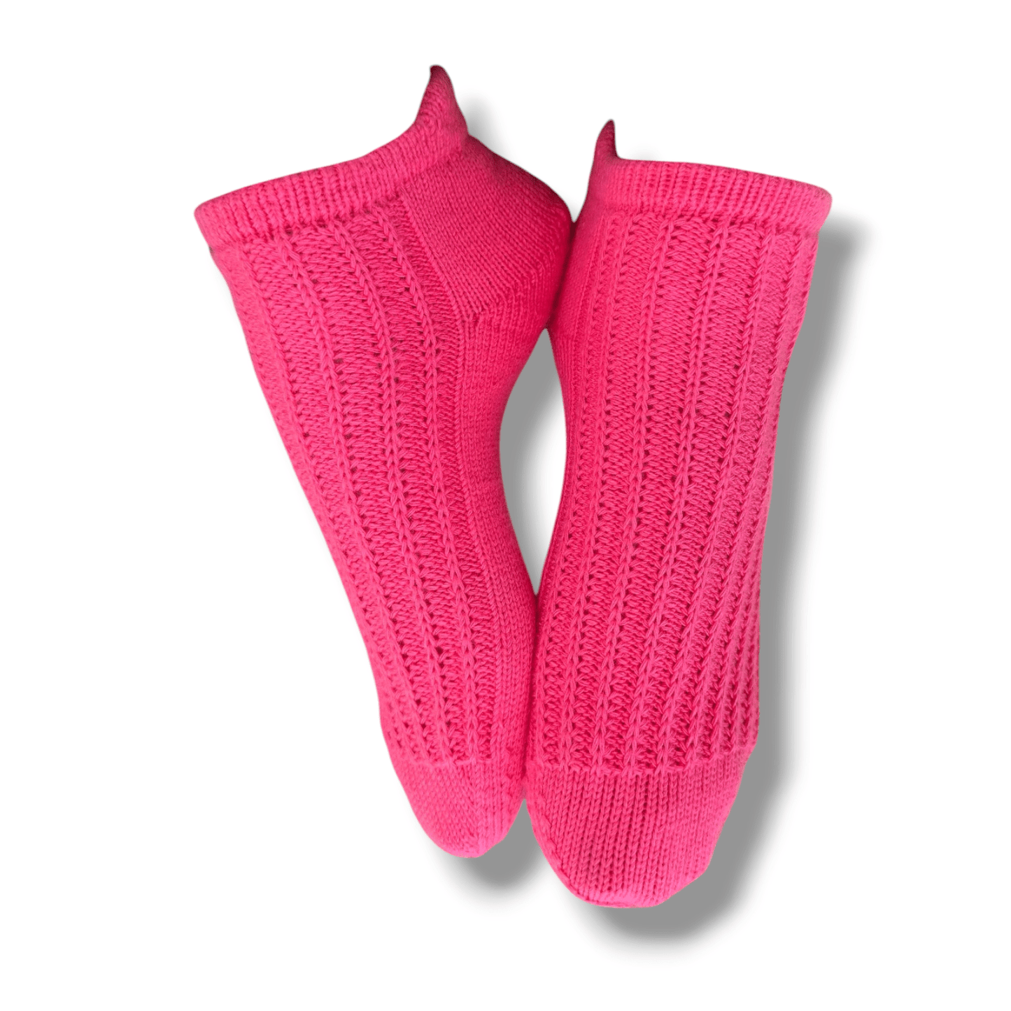 Sneaker Rippen-Rhythmus (Top down) Strickanleitung zeigt leuchtend pinke, handgestrickte Sneaker mit abwechslungsreichem Rippenmuster, weicher, natürlicher Modal Farbverlaufswolle zum Verlieben.