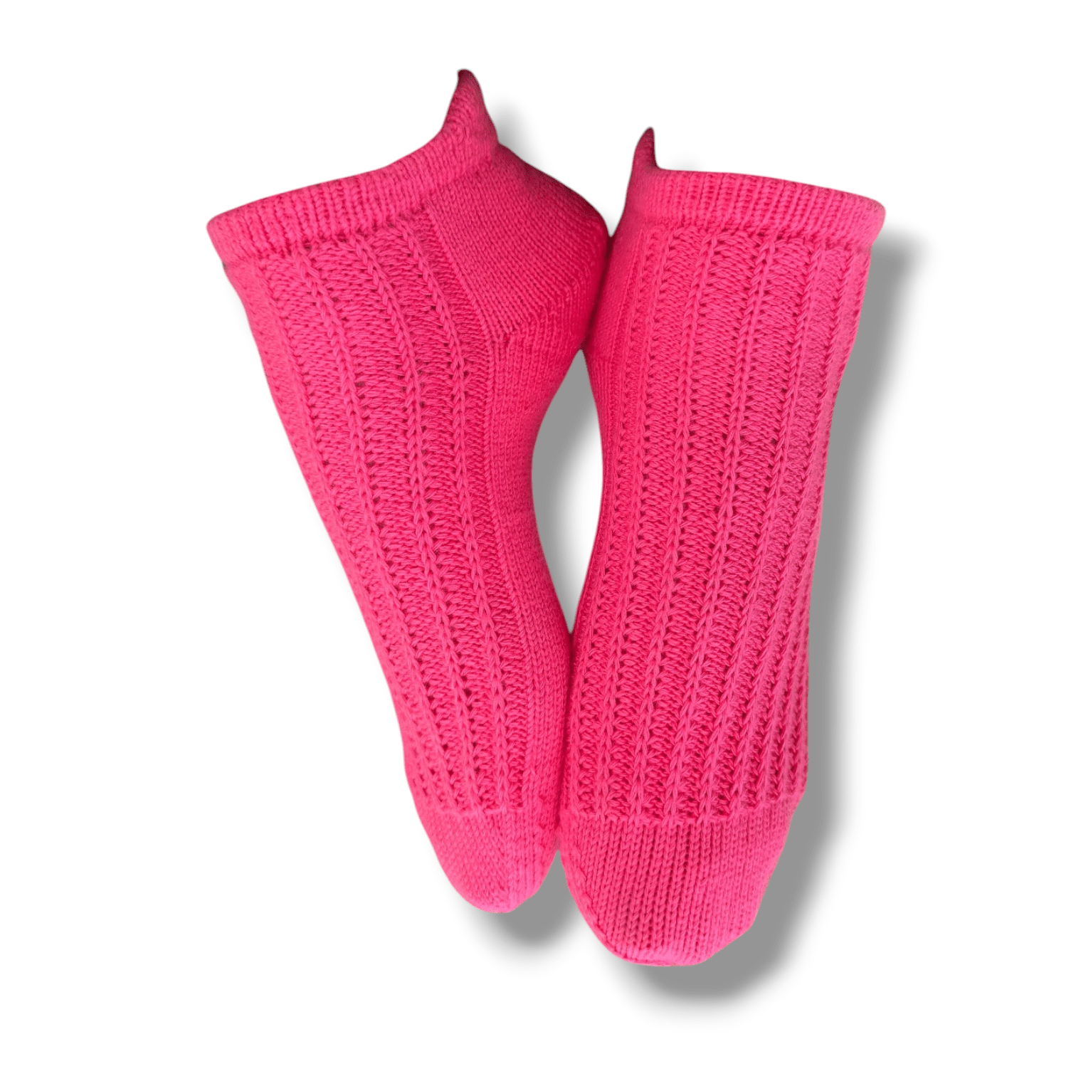 Sneaker Rippen-Rhythmus (Top down) Strickanleitung zeigt leuchtend pinke, handgestrickte Sneaker mit abwechslungsreichem Rippenmuster, weicher, natürlicher Modal Farbverlaufswolle zum Verlieben.