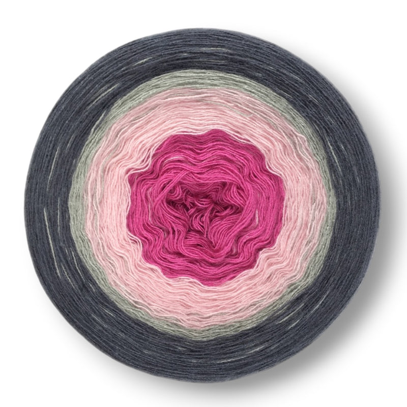 Farbvariante PINK ROBIN mit sanftem Übergang von leuchtendem Pink über zartes Pastellrosa und dezentes Grau bis zu dunklem Anthrazit, handgefärbte Modal Farbverlaufswolle aus natürlichen Fasern – Modal Farbverlaufsgarn zum Verlieben.