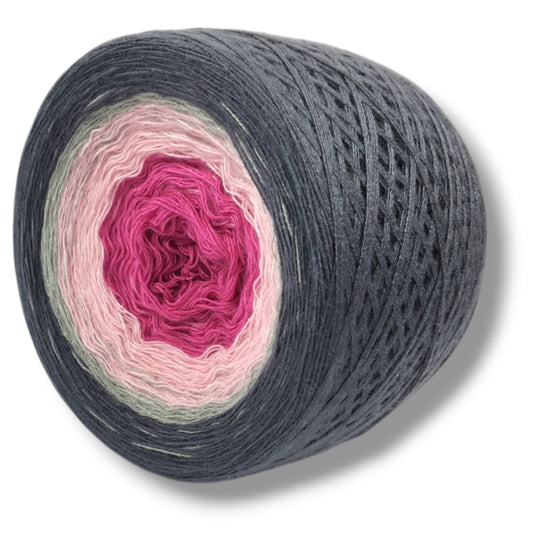 Farbvariante PINK ROBIN mit reizvollem Verlauf von intensivem Pink über zartes Rosa und sanftes Grau bis zu dunklem Anthrazit, handgefärbte Farbverlaufswolle Modal aus natürlichen Fasern – Modal Farbverlaufsgarn zum Verlieben.