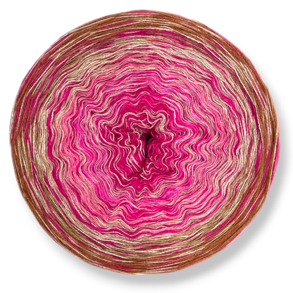 Farbvariante PINKY PIE zeigt einen lebendigen Modal Farbverlauf von kräftigem Pink über sanfte Beigetöne bis zu warmem Braun, handgefärbte Farbverlaufswolle Modal aus natürlichen Fasern – Modal Farbverlaufsgarn zum Verlieben.