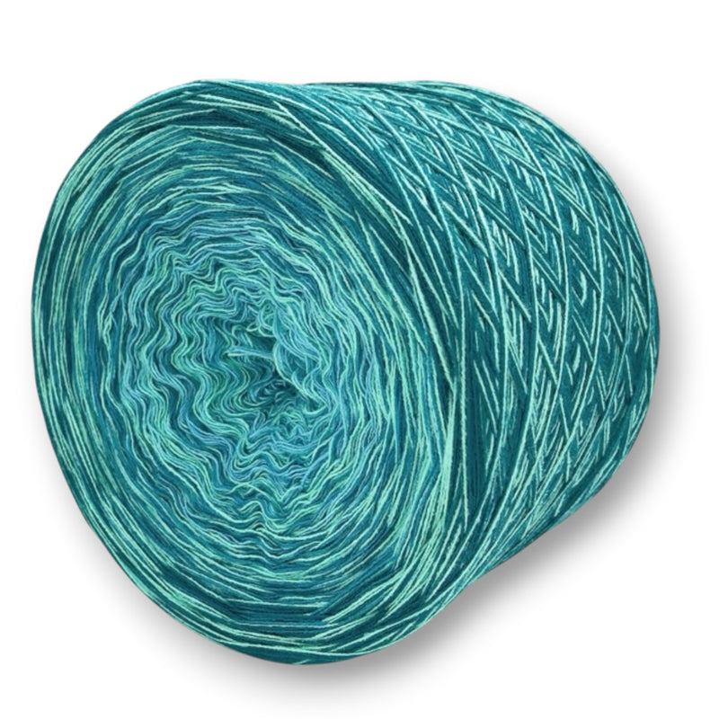 Farbvariante POSEIDON mit lebendigem Farbverlauf von tiefem Meeresblau zu hellem Türkis, gefertigt aus Modal Farbverlaufsgarn natürlichen Ursprungs – Modal Farbverlaufsgarn zum Verlieben.
