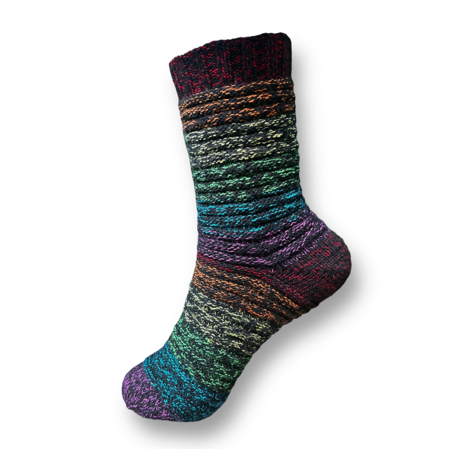 Sockenvariante RAINBOW FEET in lebendigem Regenbogenfarbverlauf mit strukturierter Rippenoptik, handgefärbt aus Modal Farbverlaufsgarn natürlichen Ursprungs – Modal Farbverlaufsgarn zum Verlieben.
