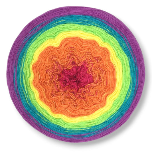 Farbvariante REGENBOGEN mit strahlendem Übergang von kräftigem Magenta über leuchtendes Orange, Gelb und Grün bis zu tiefem Blau und sattem Violett, handgefärbte Farbverlaufswolle Modal aus natürlichen Fasern – Modal Farbverlaufsgarn zum Verlieben.