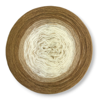 Farbvariante SAHARA mit sanftem Verlauf von hellem Creme über Beige bis zu warmen Erdtönen, handgefärbte Modal Farbverlaufswolle aus natürlichen Fasern – Modal Farbverlaufsgarn zum Verlieben.