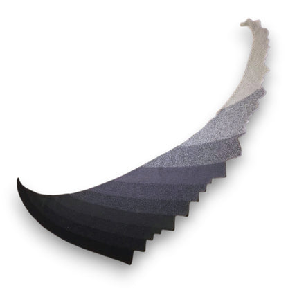 Farbvariante SCHATTEN mit sanftem Farbverlauf von tiefem Schwarz über kühles Anthrazit bis zu hellem Grau, handgefärbe Farbverlaufswolle Modal aus natürlichen Fasern – Modal Farbverlaufsgarn zum Verlieben.