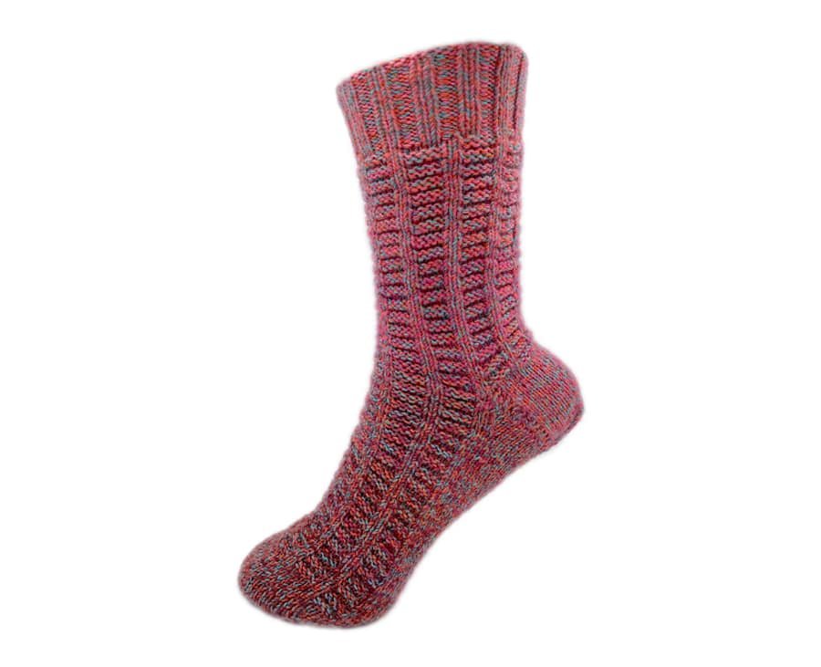 Socken im versetzten re/li Muster Strickanleitung in warmem Rotton mit feinem Rippen- und Strukturspiel, gefertigt aus Modal Farbverlaufsgarn natürlichen Fasern – Modal Farbverlaufsgarn zum Verlieben.