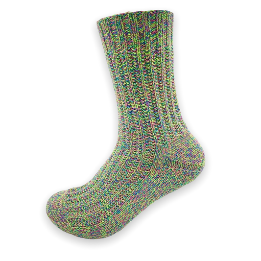 Socken im falschen Patent Strickanleitung in lebendigem Grün mit feinem Strukturmuster, gefertigt aus Modal Farbverlaufsgarn natürlichen Fasern – Modal Farbverlaufsgarn zum Verlieben.