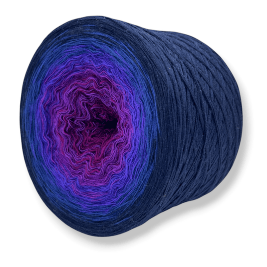 Farbvariante SOMMERNACHTSTRAUM zeigt einen intensiven Modal Farbverlauf von dunklem Marineblau über leuchtendes Violett bis hin zu kräftigem Purpur, handgefärbe Farbverlaufswolle Modal aus natürlichen Fasern – Modal Farbverlaufsgarn zum Verlieben.
