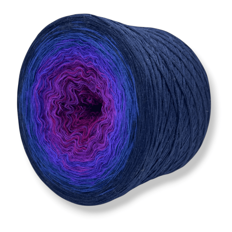 Farbvariante SOMMERNACHTSTRAUM zeigt einen intensiven Modal Farbverlauf von dunklem Marineblau über leuchtendes Violett bis hin zu kräftigem Purpur, handgefärbe Farbverlaufswolle Modal aus natürlichen Fasern – Modal Farbverlaufsgarn zum Verlieben.