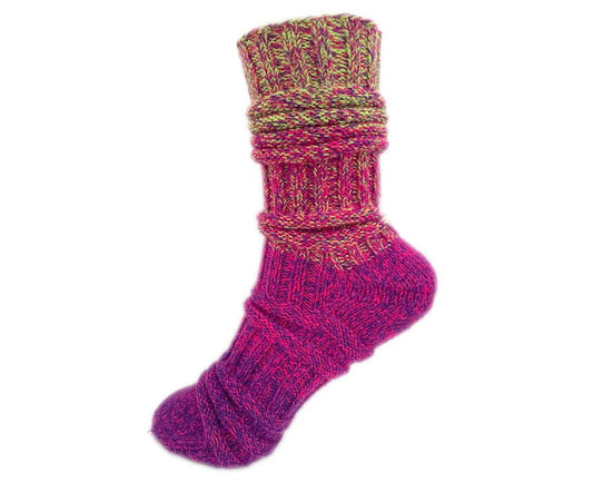 Sockenvariante SPIELBEIN in intensiven Pink- und Beerentönen mit grober Rippenstruktur und dezentem Farbverlauf, gefertigt aus handgefärbter Modal Farbverlaufswolle natürlichen Ursprungs – Modal Farbverlaufsgarn zum Verlieben.