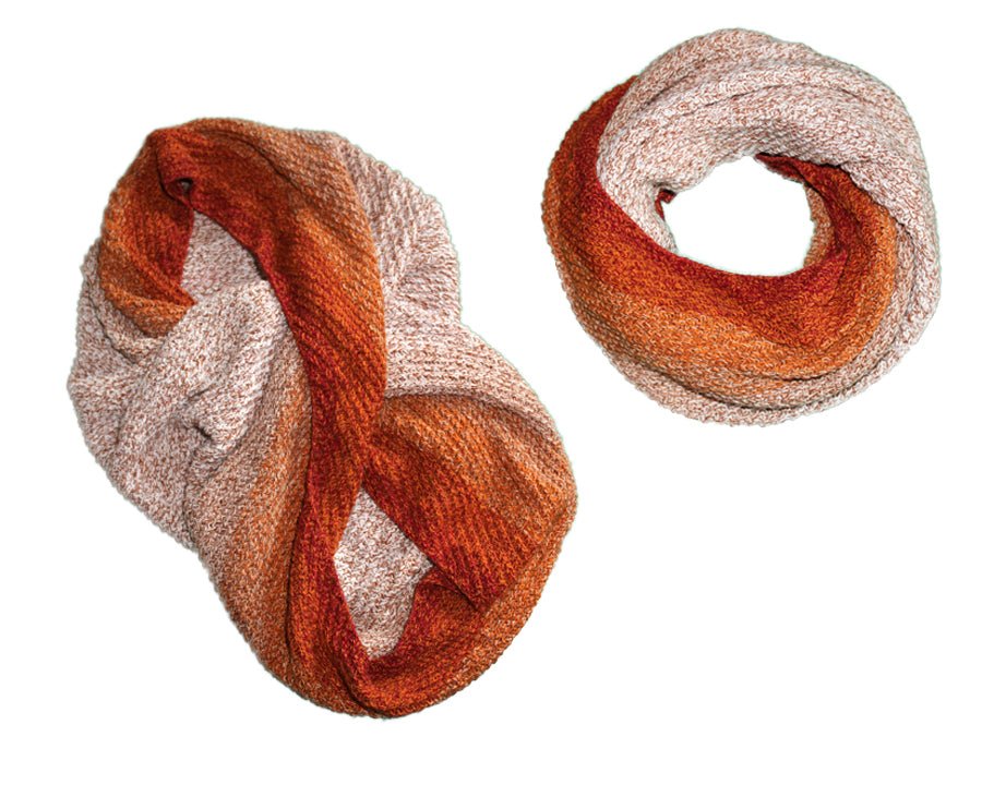 Loop in warmen Rot- und Orangetönen mit sanften Farbverläufen, gestrickt mit handgefärbter Farbverlaufswolle Modal aus natürlichen Fasern – Möbius Spirelli Strickanleitung, Modal Farbverlaufsgarn zum Verlieben.