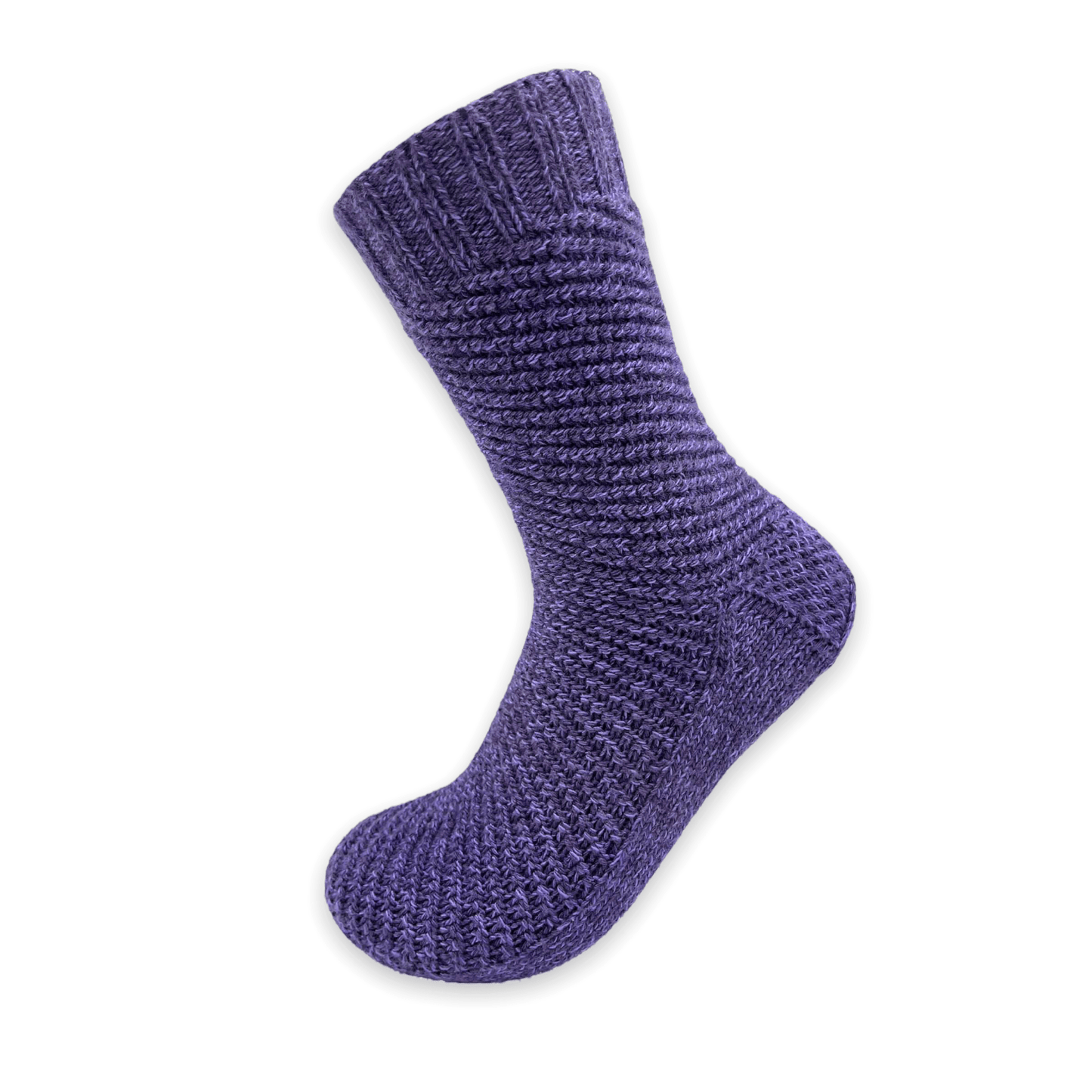 Socken stricken im Spirellimuster Strickanleitung für eine elegante Socke in sattem Violett mit feiner Struktur, gefertigt aus Modal Farbverlaufsgarn natürlichen Fasern – Modal Farbverlaufsgarn zum Verlieben.