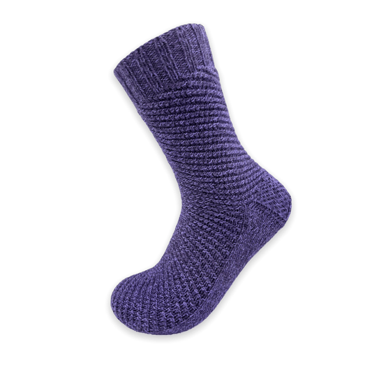Socken stricken im Spirellimuster Strickanleitung für eine elegante Socke in sattem Violett mit feiner Struktur, gefertigt aus Modal Farbverlaufsgarn natürlichen Fasern – Modal Farbverlaufsgarn zum Verlieben.