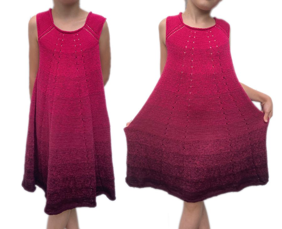 Tunika/Kleid Früchtchen Strickanleitung zeigt ein locker fallendes Kleid in intensiven Beerentönen mit sanftem Farbverlauf, aus Modal Farbverlaufsgarn in natürlichen Fasern – Modal Farbverlaufsgarn zum Verlieben.