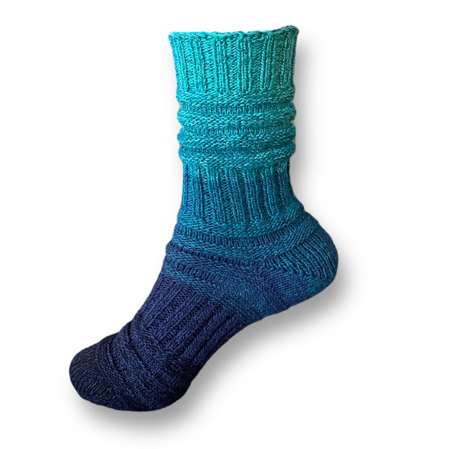 Sockenvariante TAUCHERFLOSSEN mit kühlem Farbverlauf von dunklem Blau bis hellem Türkis, strukturreiche Rippenmusterung aus handgefärbter Farbverlaufswolle Modal natürlichen Ursprungs – Modal Farbverlaufsgarn zum Verlieben.