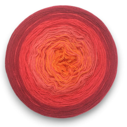 Farbvariante TEKILA SANREIS mit warmem Farbverlauf von leuchtendem Orange über intensives Korall bis zu tiefem Rot, handgefärbte Modal Farbverlaufswolle aus natürlichen Fasern – Modal Farbverlaufsgarn zum Verlieben.