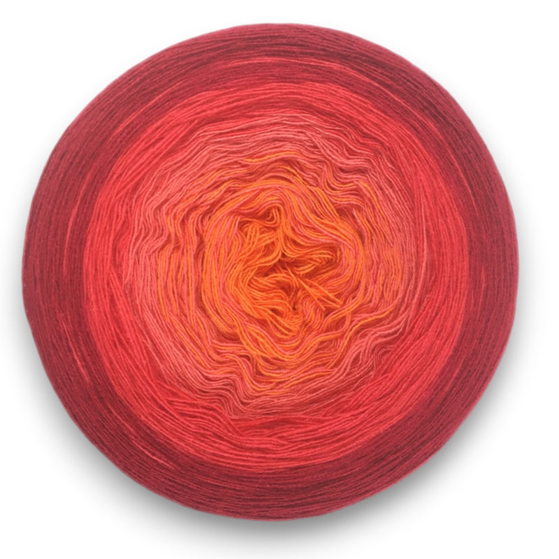 Farbvariante TEKILA SANREIS mit warmem Farbverlauf von leuchtendem Orange über intensives Korall bis zu tiefem Rot, handgefärbte Modal Farbverlaufswolle aus natürlichen Fasern – Modal Farbverlaufsgarn zum Verlieben.
