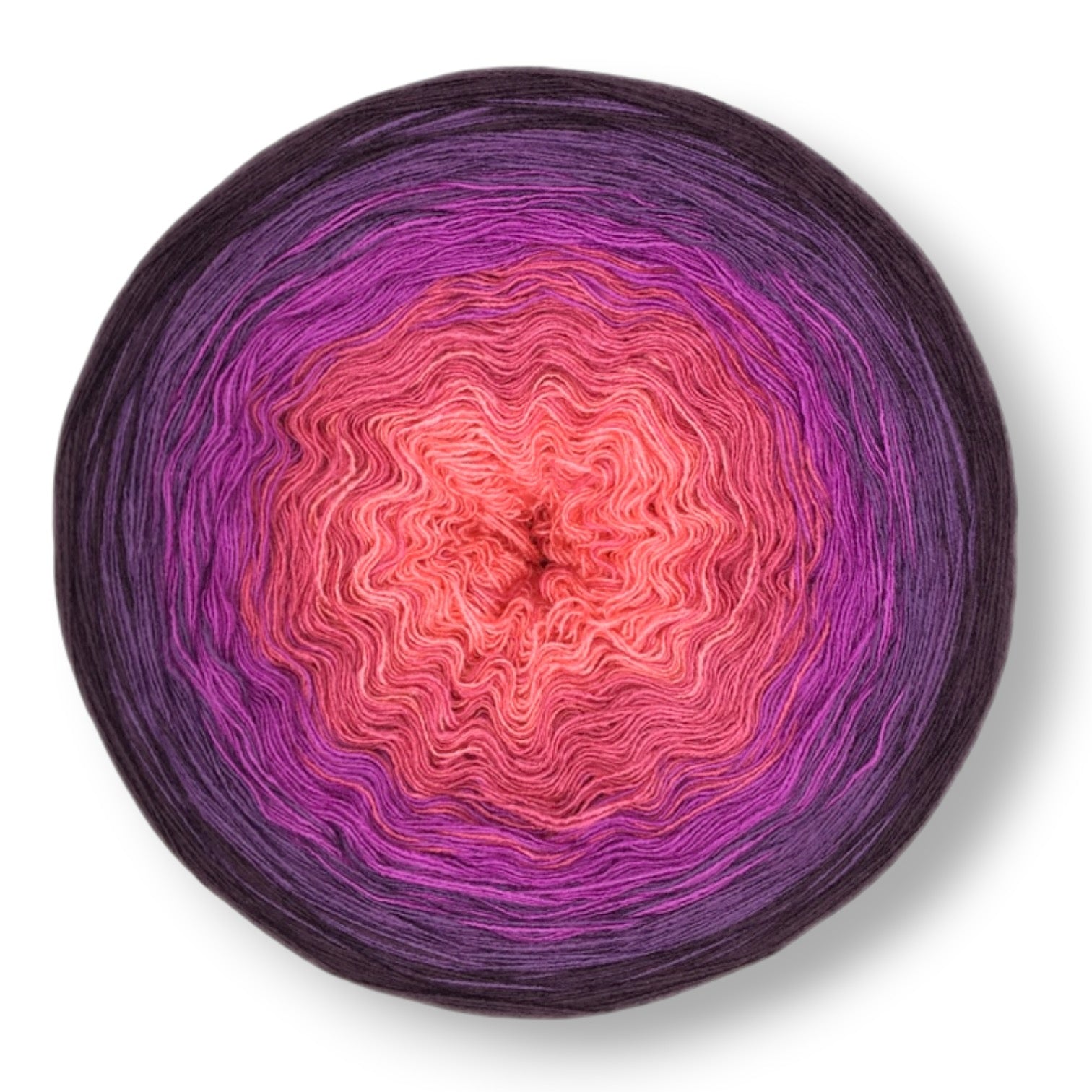 Farbvariante TRAUMFÄNGER zeigt einen sanften Verlauf von warmem Korallenrot über lebhaftes Magenta bis zu tiefem Aubergine, handgefärbte Modal Farbverlaufswolle aus natürlichen Fasern – Modal Farbverlaufsgarn zum Verlieben.