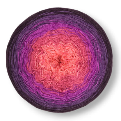 Farbvariante TRAUMFÄNGER zeigt einen sanften Verlauf von warmem Korallenrot über lebhaftes Magenta bis zu tiefem Aubergine, handgefärbte Modal Farbverlaufswolle aus natürlichen Fasern – Modal Farbverlaufsgarn zum Verlieben.